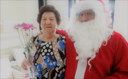 Pacientes foram surpreendidos pela visita do Papai Noel e receberam de presente um enfeite natalino de chimarro e uma flor
