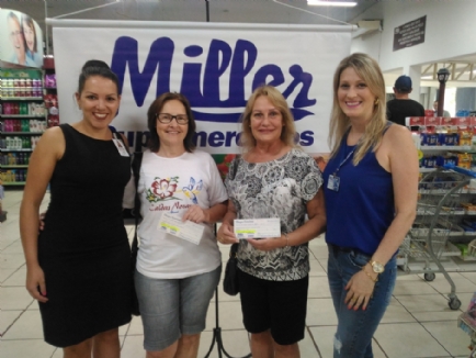 Leni e Zilda (ao centro) receberam os vales de representantes do Ana Nery e do Miller Supermercados. 