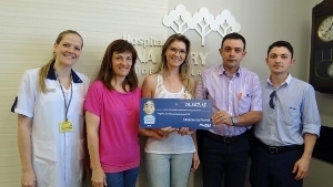 Ana Nery recebeu da rede Panvel Farmcias um cheque simblico de R$18.367,15
