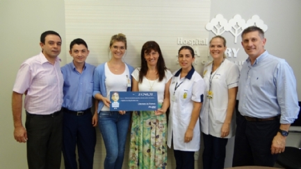 Equipe da Panvel fez a entrega do cheque simblico no Hospital.