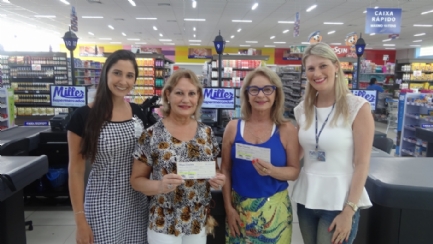 Zilda e Elisabete (ao centro) receberam os vale-compras de representantes do Ana Nery e do Miller Supermercados 